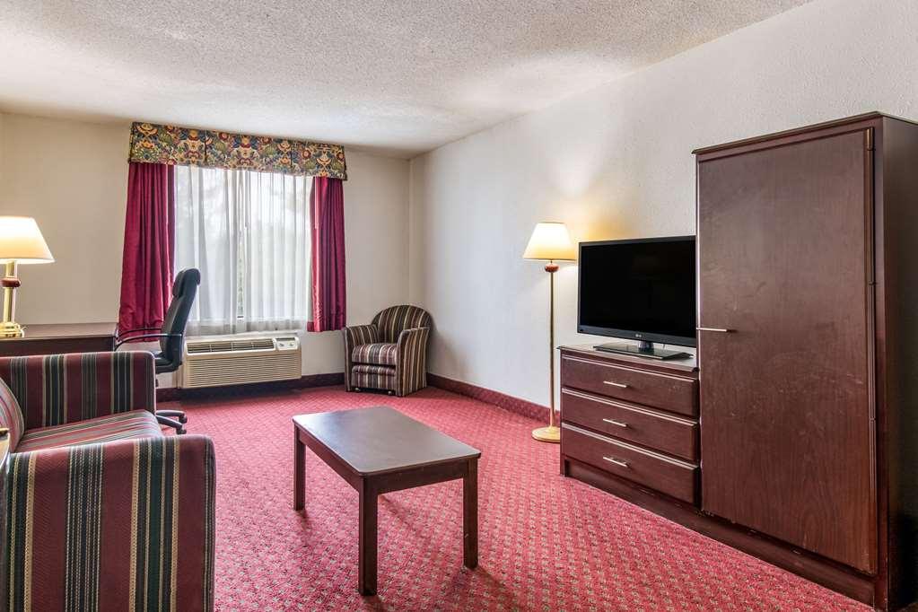 Econo Lodge Inn & Suites Chambersburg Room photo