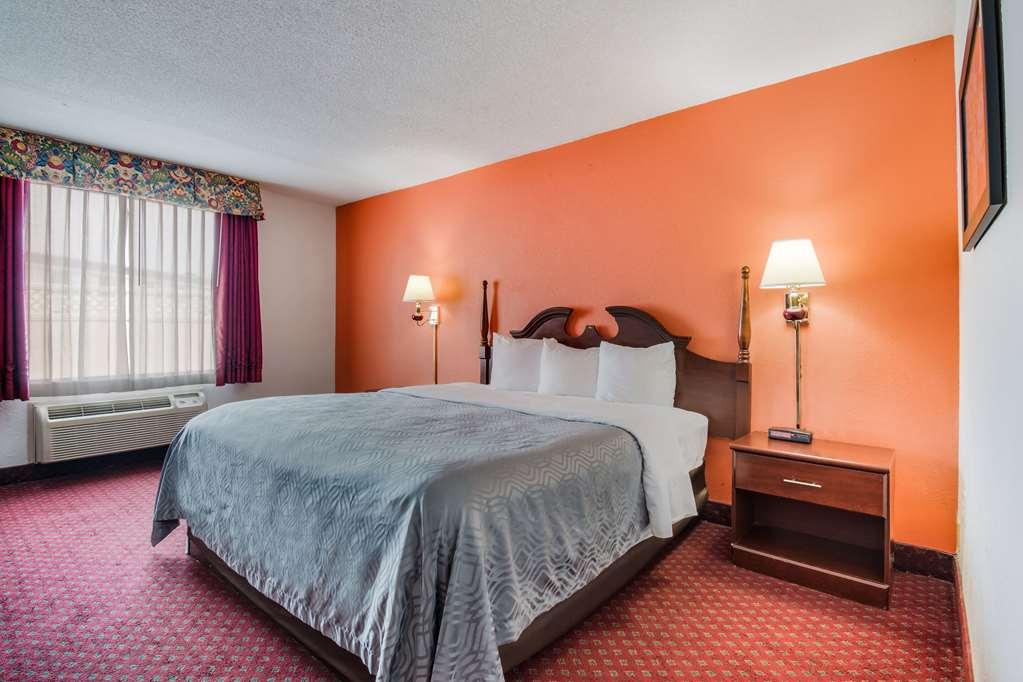 Econo Lodge Inn & Suites Chambersburg Room photo