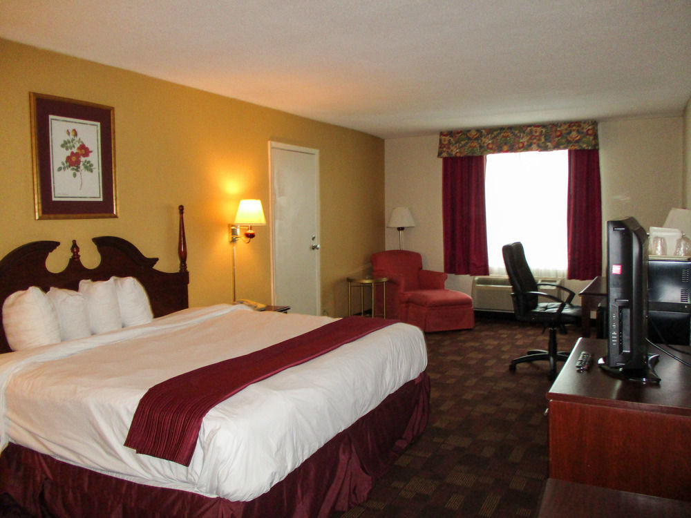 Econo Lodge Inn & Suites Chambersburg Exterior photo